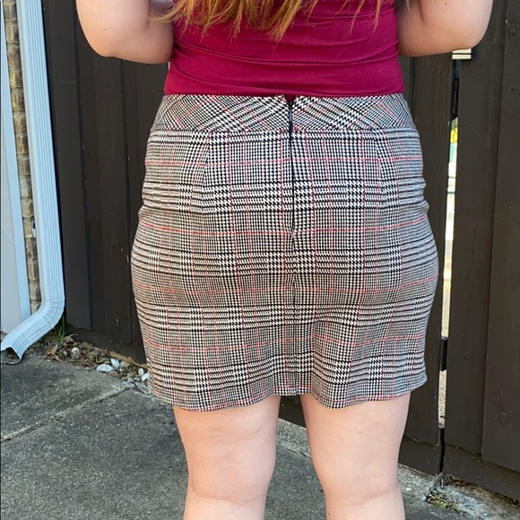 Express plaid mini skirt in red, white and black - Picture 3 of 12